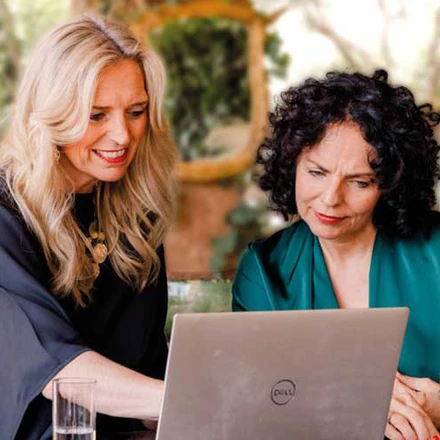 Susanne & Nicole arbeiten gemeinsam am Laptop