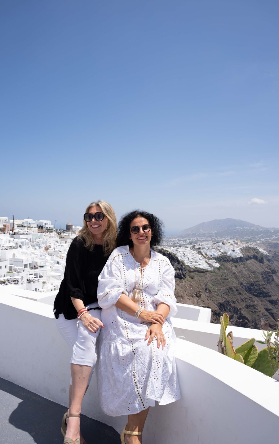 Susanne Pillokat-Tangen und Nicole Frenken auf Santorini